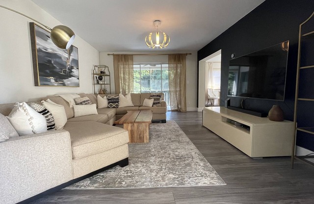 Only 8 Minutes from Seagate Beach, Spacious 3BR 2BA Naples Condo Prime Location