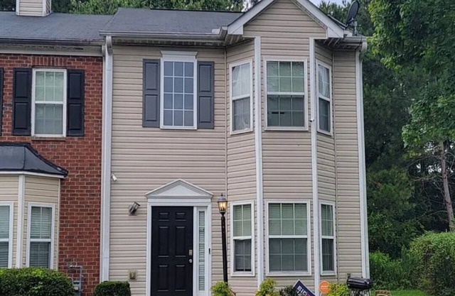 Only minutes from downtown Atlanta/Renovated Townhome