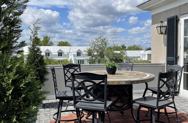 Open And Airy Penthouse Apartment 4 Blocks From Upper King Street !n