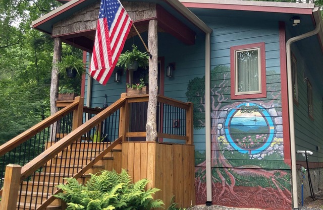 Open, cozy studio apartment getaway!