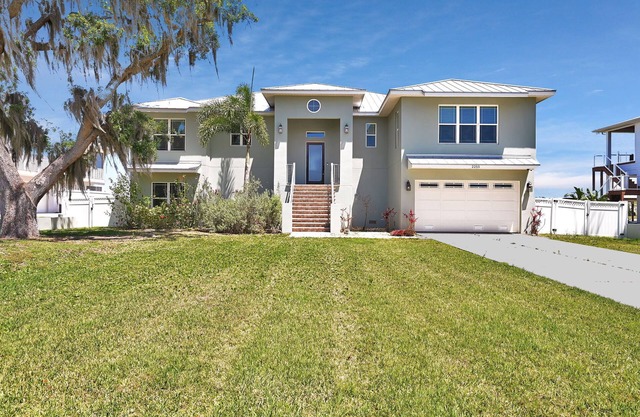 Open for 2025 Scallop Season! Waterfront, 4-bedroom house in Crystal River