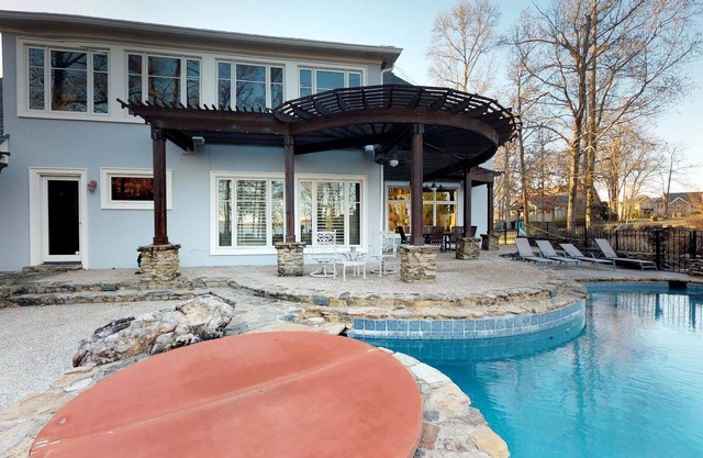 Open Lakefront Floorplan With Infinity Pool, Hot Tub, Sauna, Game Room