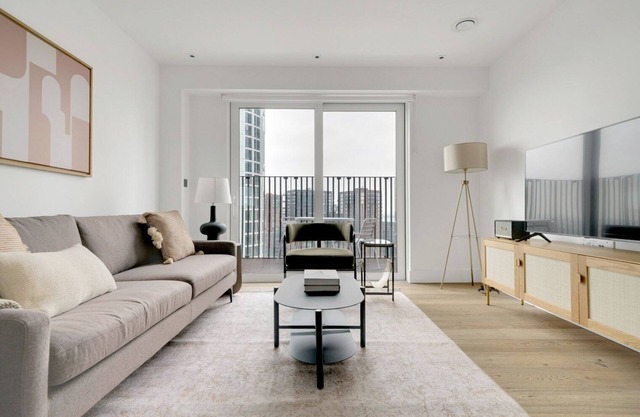 Open plan Vauxhall 1BR, modern, by Blueground