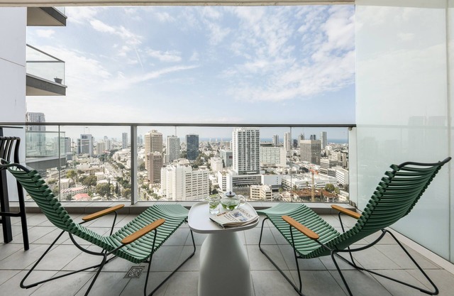 Opulent Ease 2BR Apt in Midtown