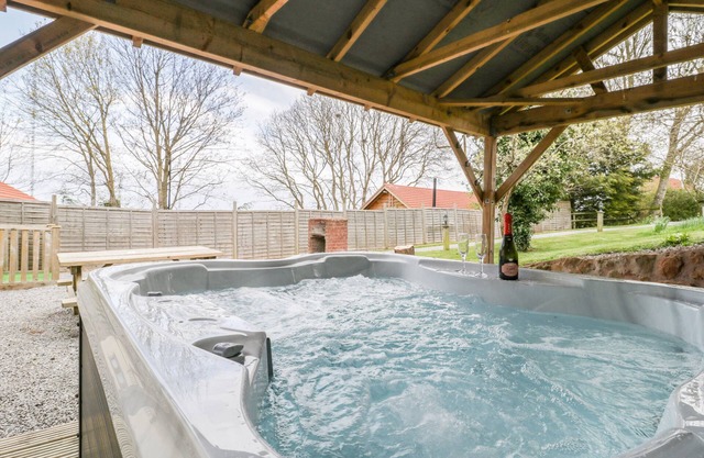 ORCHARD COTTAGE, pet friendly, luxury holiday cottage in Washford