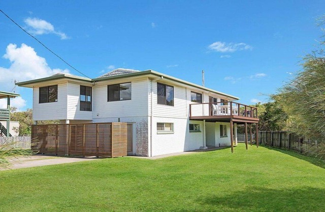 Original Beach House - No Roads to cross access Dicky Beach -1 Buderim Street Currimundi QLD