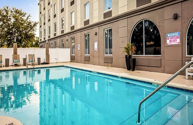 Orlando Sweet Escape: Three Family Ready Room with Outdoor Pool