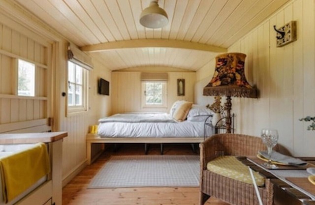 Ormesby Manor - Shepherd's hut Beekeeper