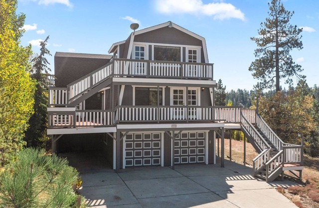 Oso Grande Lodge - Well located cabin with a lake and ski slope view! Ping Pong and Foosball Table!