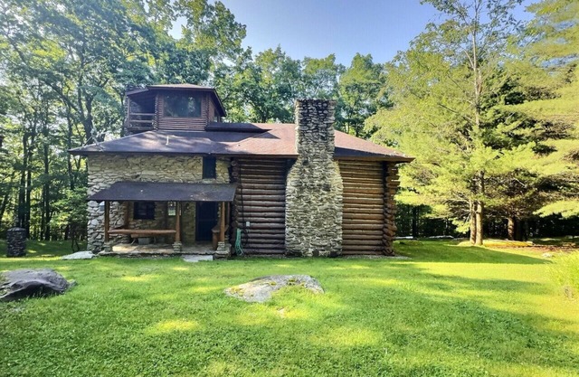 Our spacious and comfortable rooms provide the perfect retreat for your next getaway. Conveniently located near top attractions and beautiful outdoor spaces, this is the perfect destination for those looking to unwind and recharge.
