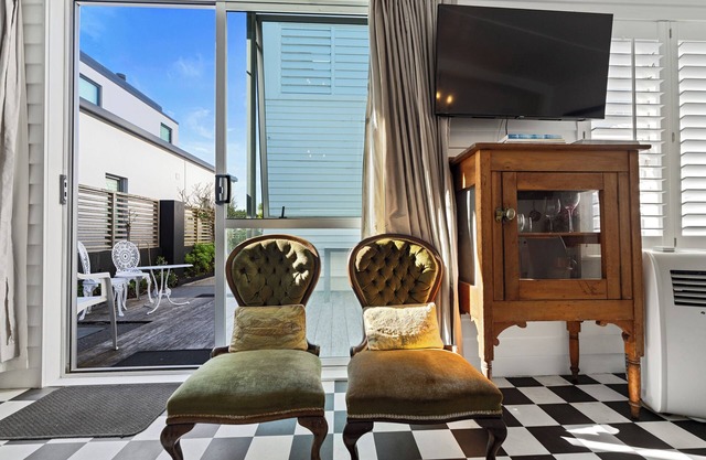 Out the Back Studio - Mount Maunganui Apartment