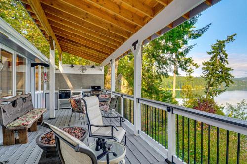 Outdoor Kitchen and Canal Views Cabin in Quilcene!