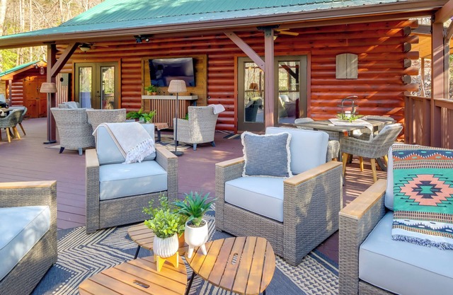 Outdoor Oasis: Fall Family Retreat in Murphy!