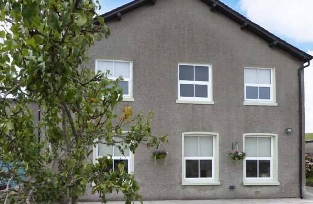 OUTERTHWAITE COTTAGE, family friendly, with a garden in Flookburgh