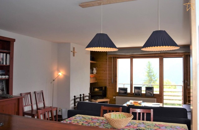 Outside : flat for 6 people on the 2nd floor, elevator, balcony -Inside : Entrance hall, living, din