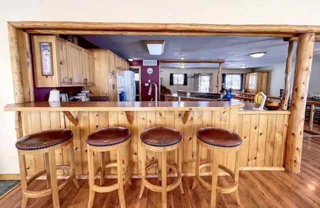 Outstanding Mtn View, 5 bdr sleeps 11, 4400sqft