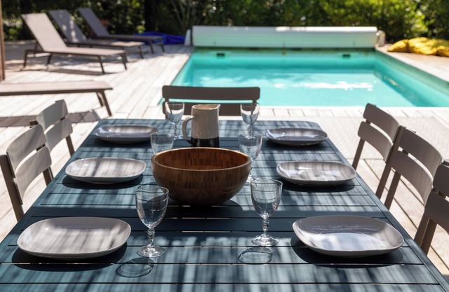 Outstanding wooden villa, fully equipped, pool; near lake, sea and shops.