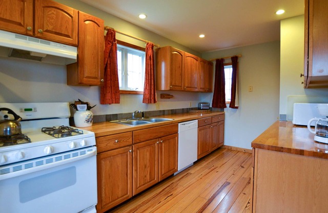 Owasco Cottage: "Relaxing Pet Friendly Getaway Overlooking Seneca Lake!"