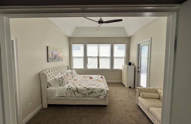 Owl's Nest Retreat: Sleeps 20, Kentucky Hilltop w/Hot Tub and lots of room!