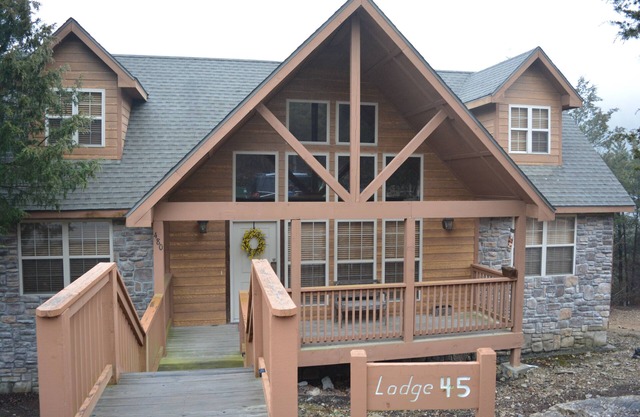 OWNER PAYS PARKING FEES. Family Friendly Lodge Nestled in the Woods