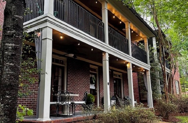 Oxford Square but a few steps away in Camilla Park! Cozy Oxford Retreat