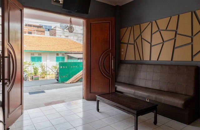 OYO 1111 Pasar Baru Inn