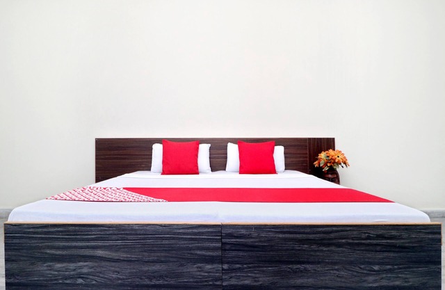 OYO 18570 Hotel Jazz