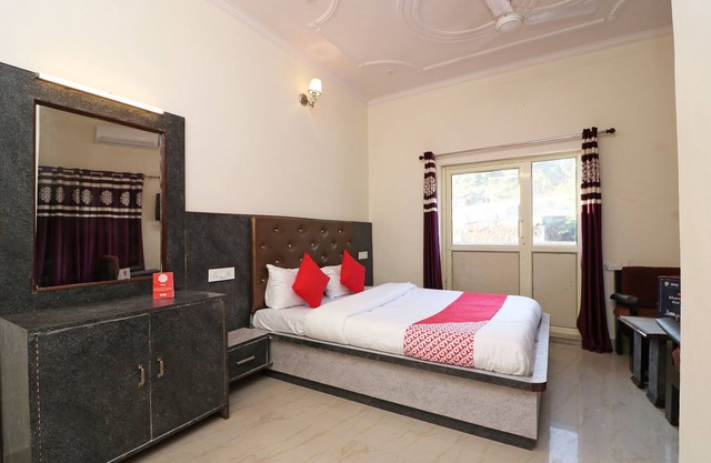 OYO 22359 Hotel Raj Palace
