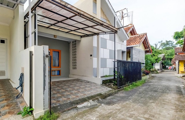 OYO Life 91239 Kost Rosandy House Yogyakarta