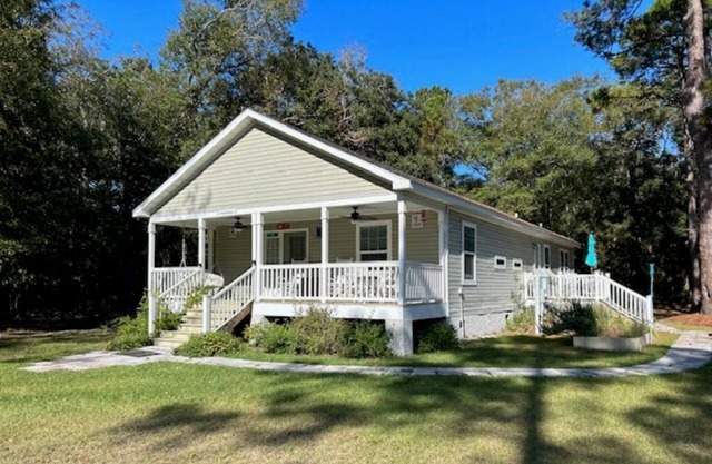 Oyster Republic Cottage Boat Slip! Walk to Marina!