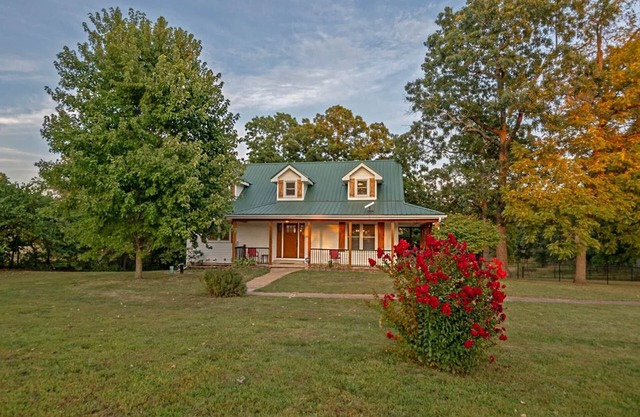 🌻 Ozark Hills Hideaway – Lake Farmhouse
