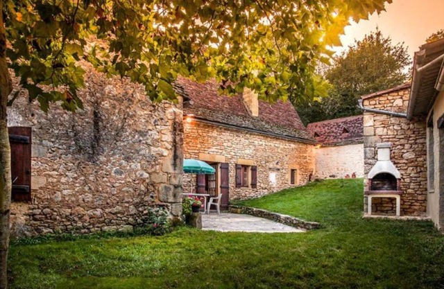 Périgordian Cottage, large swimming pool, BBQ