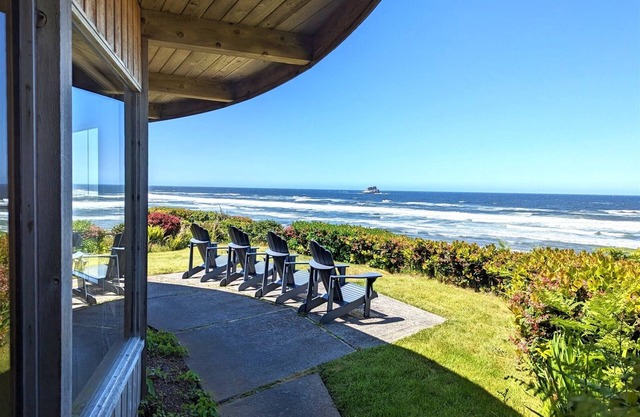 Pacific Knoll - Oceanfront! - Beachcomber Vacation Homes