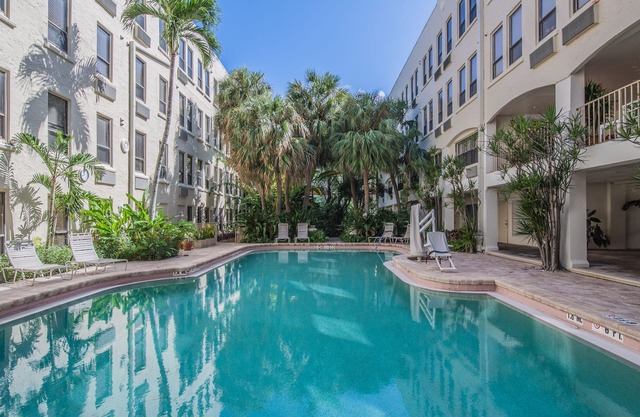 PALM BEACH HOTEL CONDO DESIGNER CHIC ONE BEDROOM