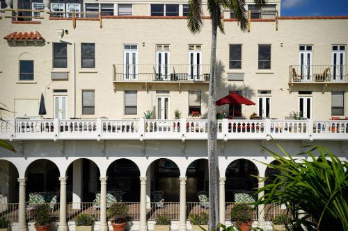 Palm Beach Hotel with Juliette Balconies! 2 blocks from beach! Historic Landmark