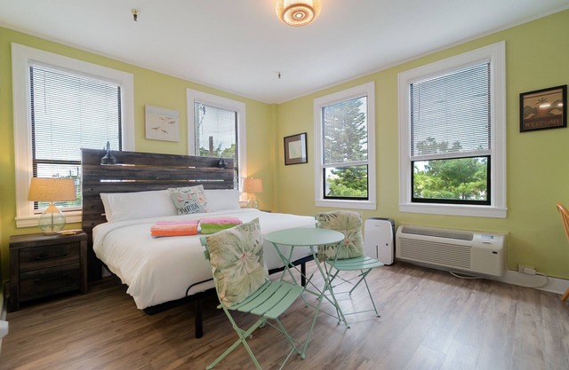 🏝Palm Beach Island Condo-Hotel, King Corner Studio Close to Beach 24/7 Desk🏖