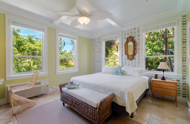 🏝Palm Beach Island Condo-Hotel King Bed Studio Walk to Beach🏖