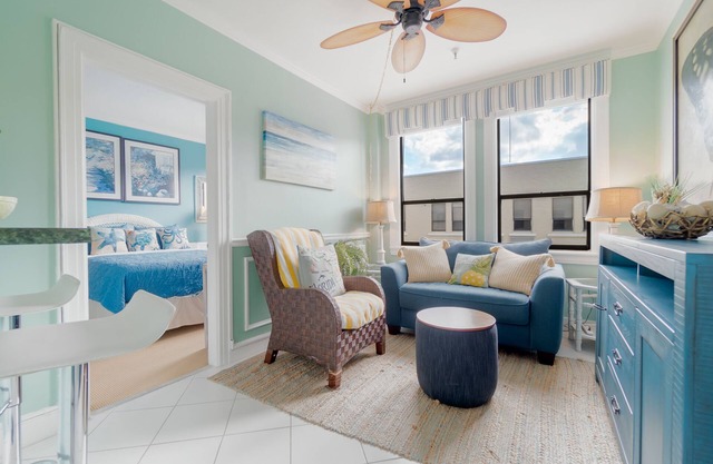 🏝 Palm Beach Island Condo-Hotel King One Bedroom Close to Beach 🏖