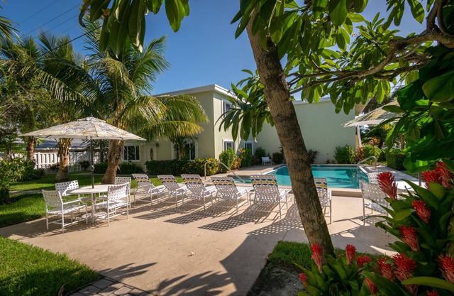 Palm Cay 3 2/1 Condo Pool Near White Sandy Beach Close To Dining & Shopping