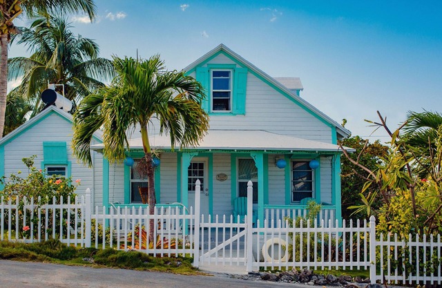 Palm Cottage: 3 Bedroom, 1.5 Bath Historic Cottage, 2 min walk from beach!