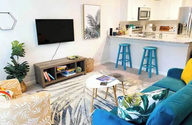Palm Paradise 3 Bdrm home w/patio 10 min to Beach