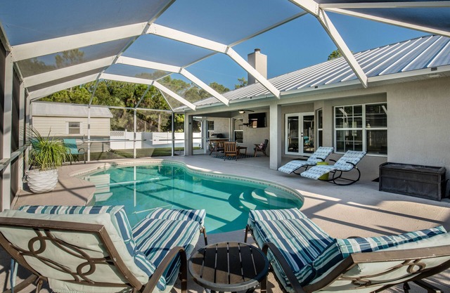 🍹🌞 Palm Paradise! Heated Pool, Lanai with TV, Grill, & Fenced Yard!