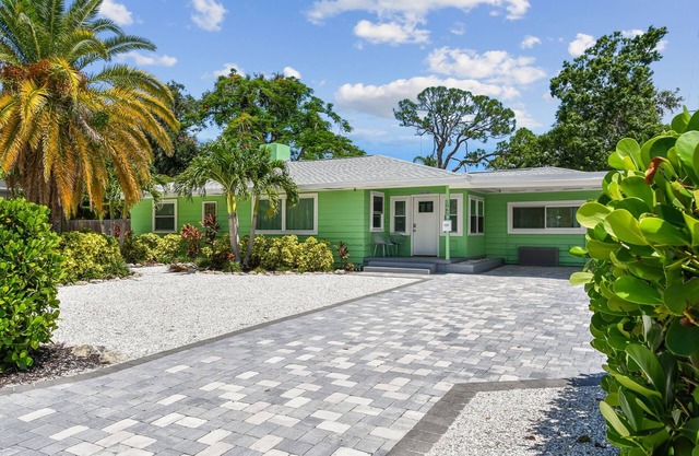 Palm Paradise: Near Siesta Key Beach, Heated Salt Water Pool by Gulf Coast Holiday Homes