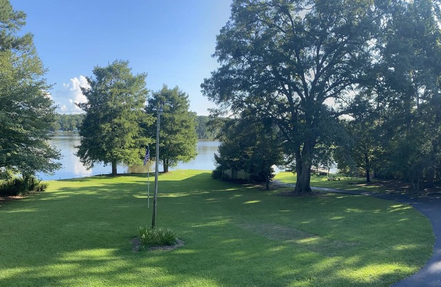 Palmer & Oak - Lakefront Cottage on Lake Sinclair