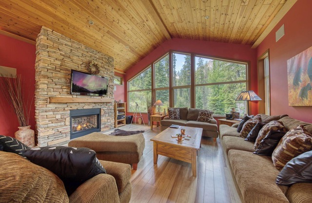Panorama Luxury House sleeps 14 minutes from ski and golf
