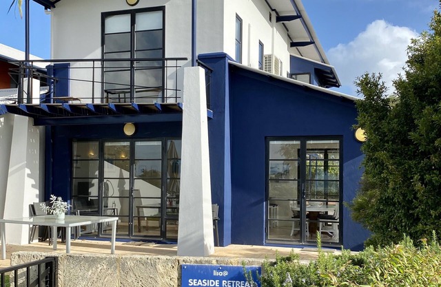 Panoramic Bay Views - Pet friendly & only a 5 minute stroll to town.