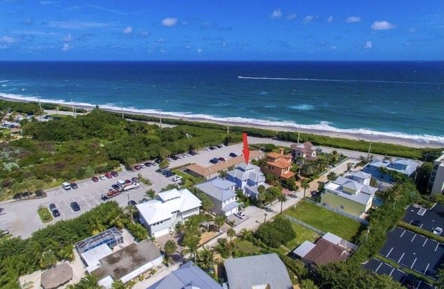 Panoramic ocean views steps away from Juno Beach!