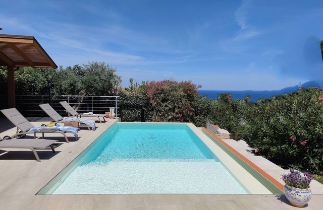 PANORAMIC SEA VIEW Villa with Heated Pool & Whirlpool, WI-FI, 200mt from the sea