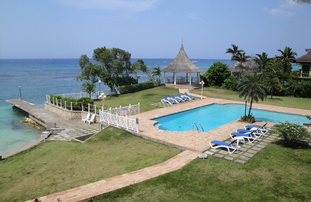 Panoramic View Sea Below 2bed2bath 1754sqft Apartment ChefHsekeeper Pool Tennis