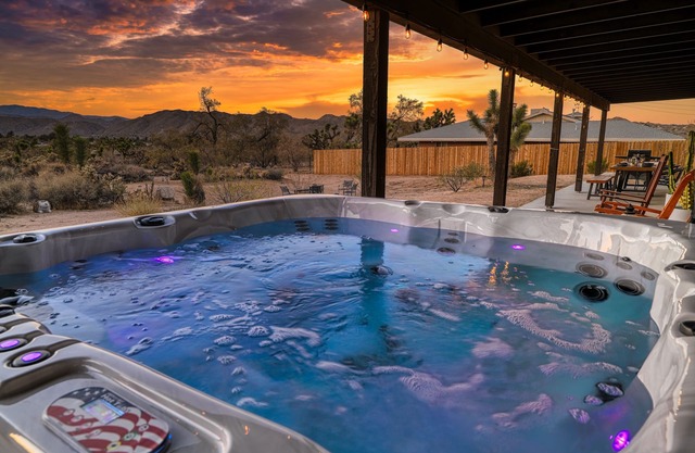 Panoramic Views & Hot Tub! Joshua Tree Sunset Vista